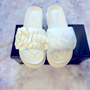 NEW YORK & COMPANY White Camilia Platform Slides
